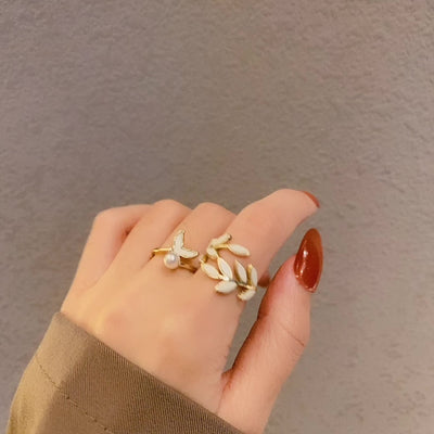 Mother-of-pearl White Leaves Alloy Ring